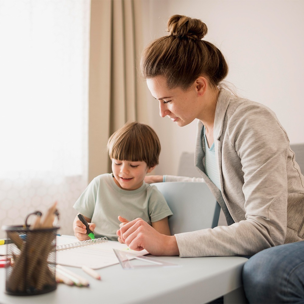 Niños escribiendo Niños escribiendo